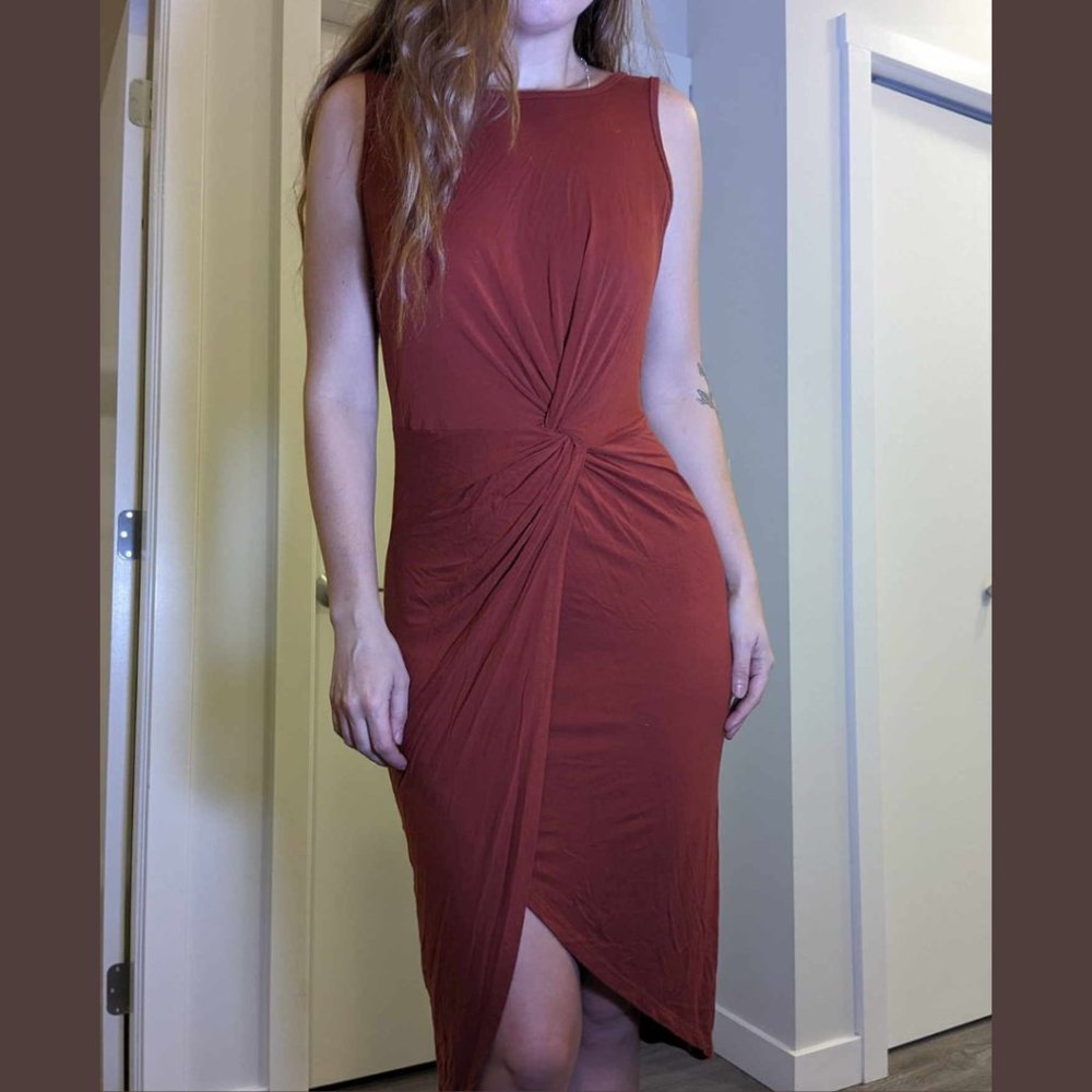 ⚡ SOLD Burnt Orange Sleek Twist-Waist Dress, All Tags Removed, Stretchy fits M